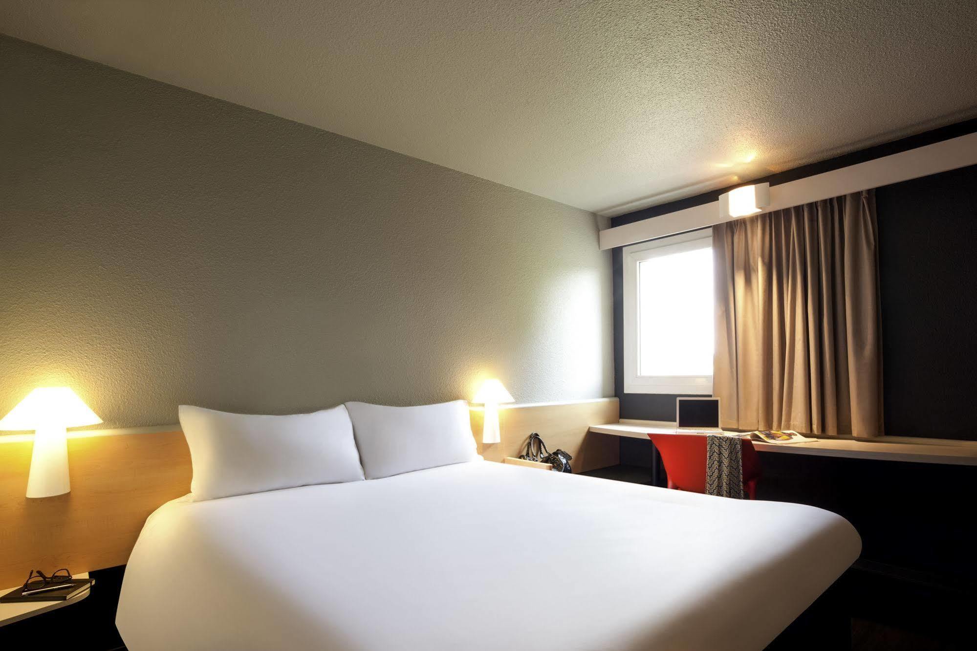 Hotel Ibis Mulhouse Ile Napoleon Sausheim Exterior foto